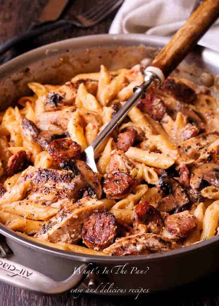 Pasta cremosa de pollo cajún con salchichas ahumadas