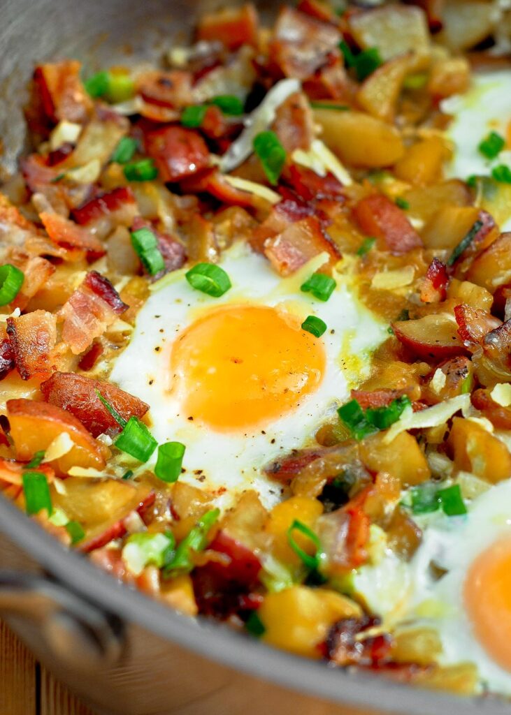 Breakfast-Skillet-with-Bacon-Potatoes-and-Eggs