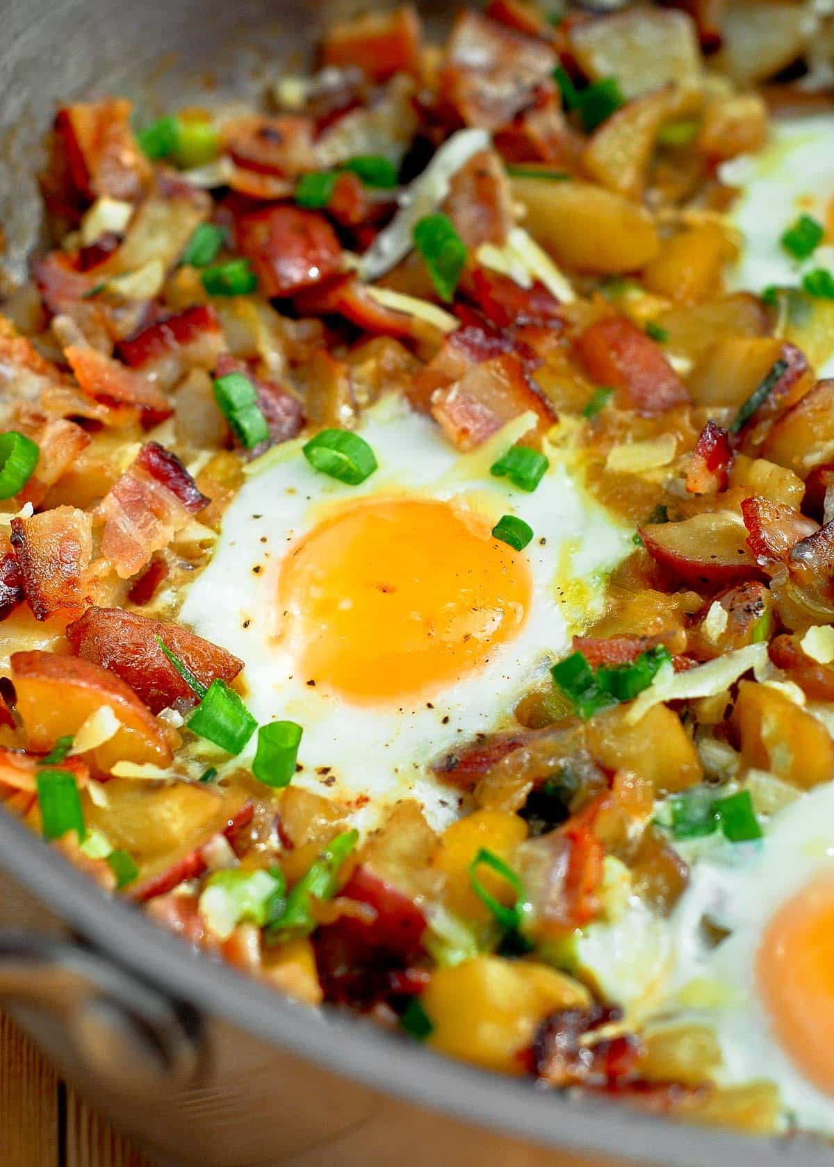 Breakfast Skillet With Bacon, Eggs & Crispy Potatoes
