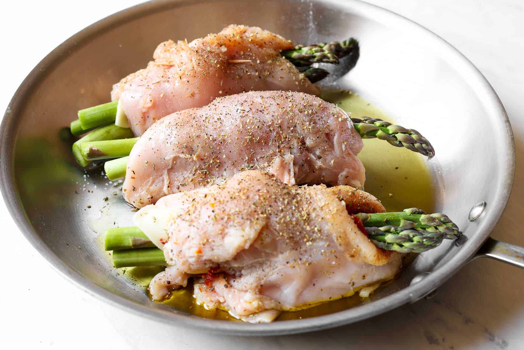Chicken stuffed with asparagus in the pan