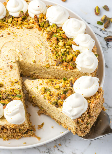 Pistachio Cheesecake no bake on a plate