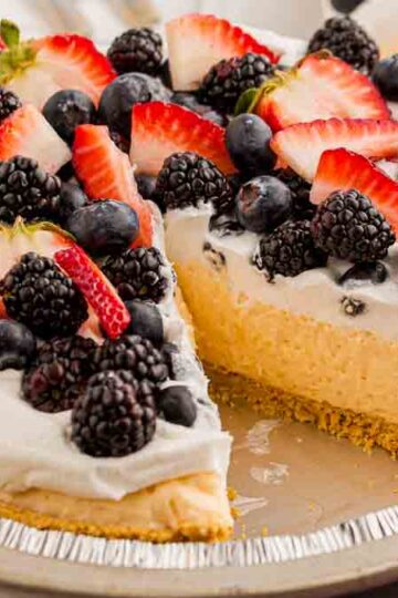 no bake berry pudding pie with strawberries and blueberries