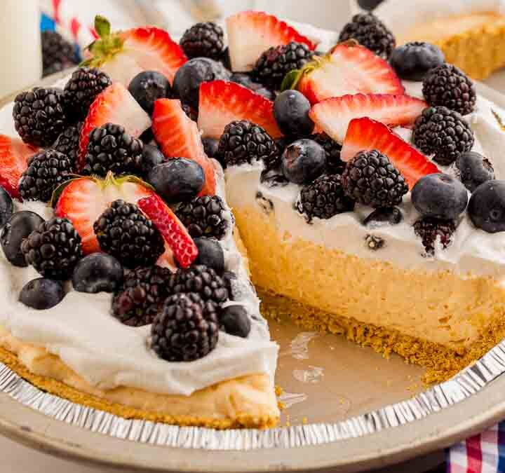 no bake berry pudding pie with strawberries and blueberries